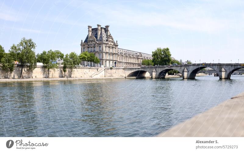 Seine in Paris mit Flussufer und Pont du Carrousel, im Hintergrund der Louvre Brücke Frankreich Tourismus Großstadt Wasser Ufer Promenade Französisch Stadtbild
