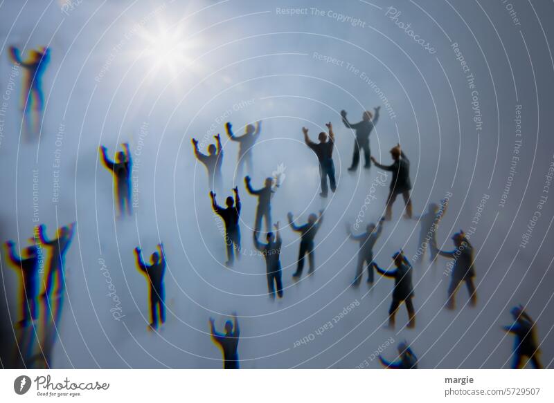 Sonnenanbeter,  Menschen (Figuren) mit erhobenen Händen vor der Sonne Miniatur Männer Sonnenlicht beten Arme erhoben Arme hochgezogen viele Hand erhoben