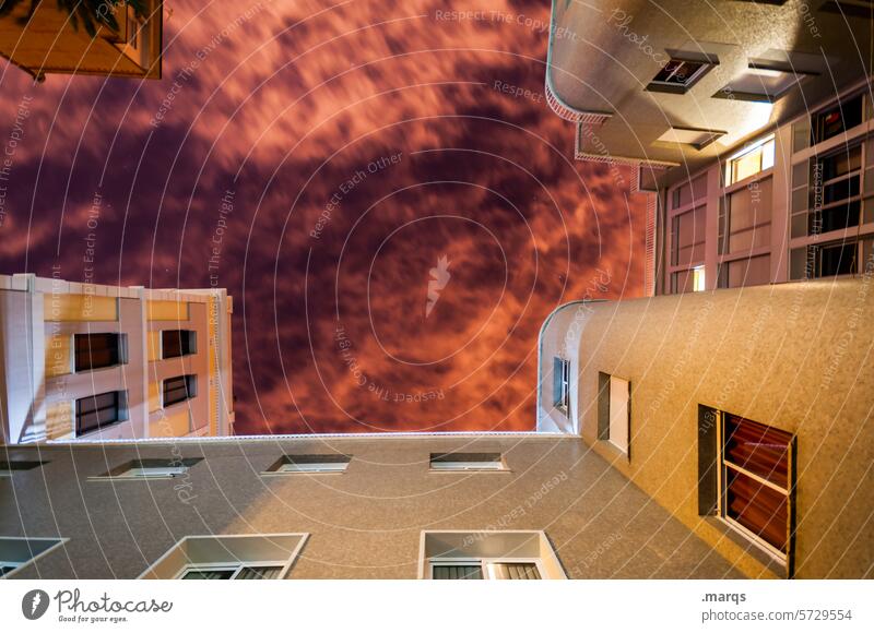 Inferno Froschperspektive Lichterscheinung Nacht Immobilienmarkt aufstrebend himmelwärts Perspektive hoch Häusliches Leben leuchten Fassade Architektur Gebäude