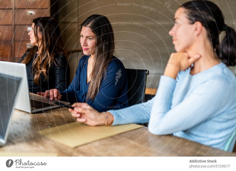 Frauen bei einer Geschäftsbesprechung in einem modernen Büro Business professionell Sitzung Laptop Technik & Technologie arbeiten engagiert Zusammenarbeit