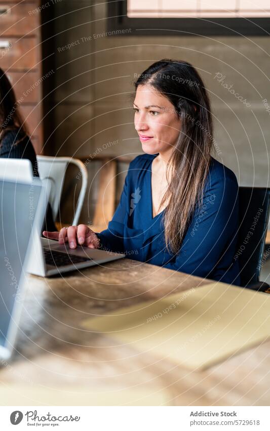 Weibliche Fachkraft arbeitet an einem Laptop in einem Café Frau arbeiten professionell Business Technik & Technologie Drahtlos abgelegen Arbeit Job Beruf