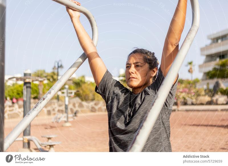 Frau trainiert am Strand in einem Fitnessstudio im Freien Übung Strandseite Training sonnig Tag Gesundheit Wellness aktiv Lifestyle Sportbekleidung physisch