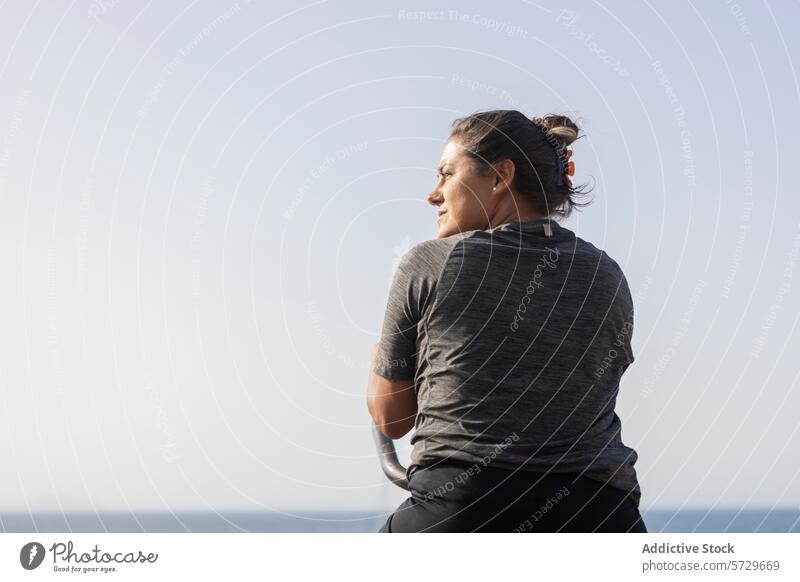 Frau im Fitnessstudio am Strand und genießt den Blick aufs Meer im Freien MEER Übung Gesundheit Gerät Öffentlich Himmel Horizont Hafengebiet Freizeit Lifestyle