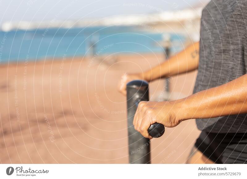 Fitnessstudio im Freien mit Meerblick Training MEER Strand Übung Frau Öffentlich Arme Gesundheit aktiv Lifestyle Gerät Handgriff Griff Stärke Sport physisch
