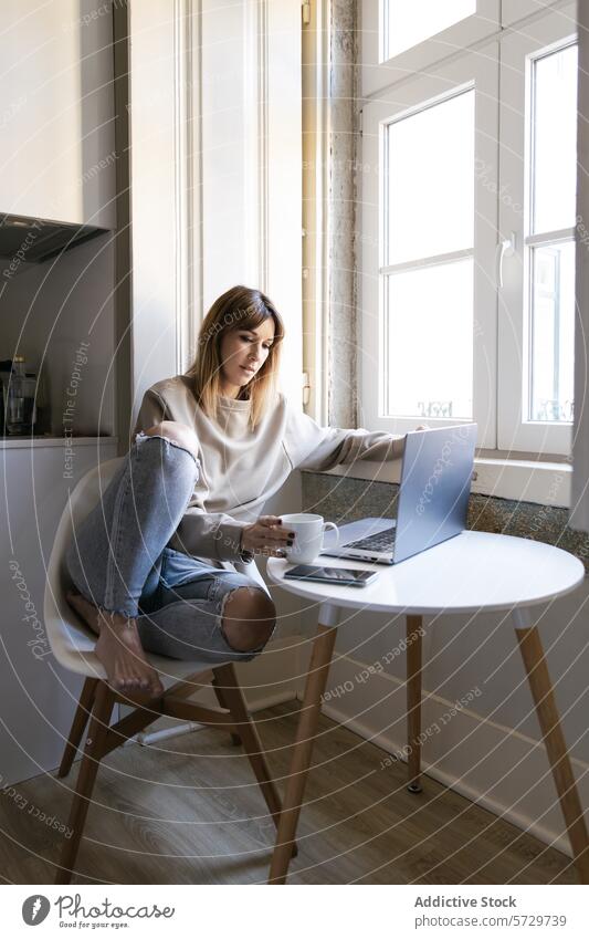 Gelassener Morgen mit einer jungen Frau am Laptop Kaffee Tisch Fenster minimalistisch Technik & Technologie Windstille Gelassenheit weiß Stuhl Arbeit heimwärts