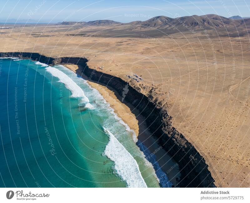 Luftaufnahme der Küste Fuerteventuras und des zerklüfteten Geländes Antenne Dröhnen Ansicht Küstenlinie robust Meer blau azurblau trocken Landschaft Strand