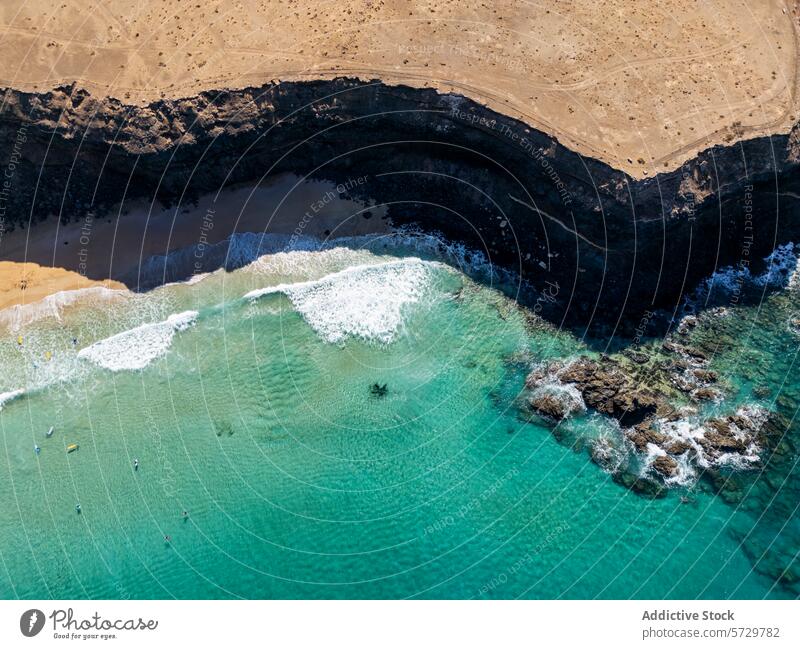 Luftaufnahme der Küste von Fuerteventura mit türkisfarbenem Wasser Drohnenbild Türkisfarbenes Wasser Küstenlinie Strand Klippe Sand MEER abgelegen ruhig Natur