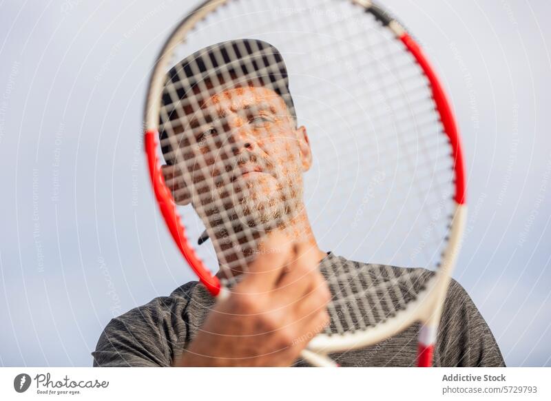 Tennisspieler mit Schläger, der sein Gesicht verdeckt Remmidemmi Mann verdunkelt Sport Gerät Beteiligung Griff Zeichenketten Athlet aktiv Gericht Spiel Spielen