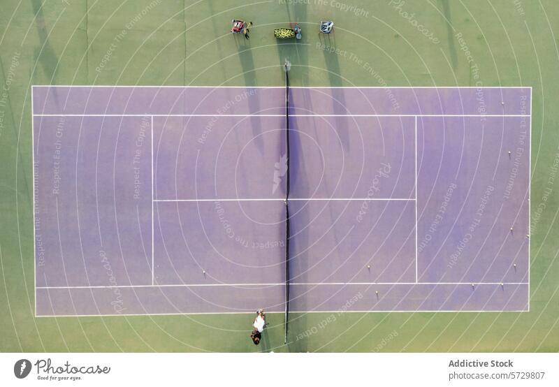 Luftaufnahme von Spielern auf einem Tennisplatz während eines Spiels Antenne Ansicht Gericht dienen Ball Sport Overhead Schuss im Freien Schläger Streichholz