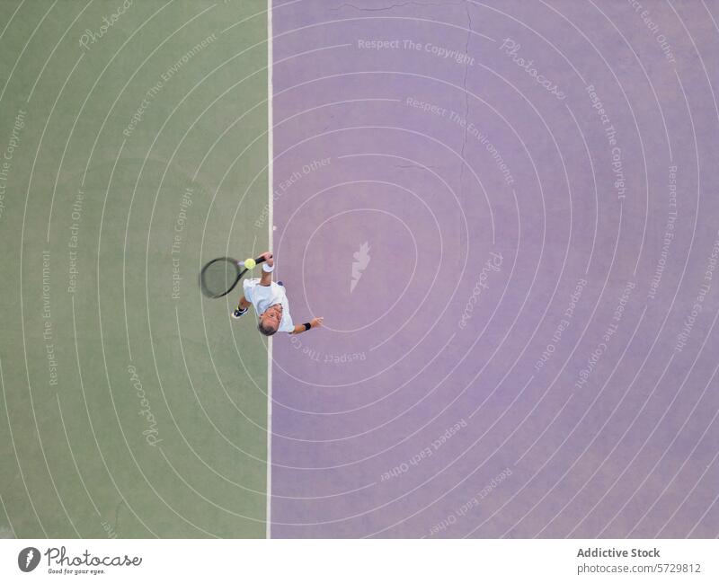 Luftaufnahme eines Tennisspielers, der den Ball aufschlägt Spieler Mann Antenne Ansicht Servieren sonnenbeschienen Gericht Sport Aktivität im Freien Streichholz