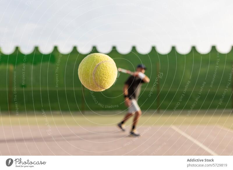 Tennisspieler schlägt den Ball mit der Rückhand Spieler Kraulen Aktion Sport Remmidemmi Gericht Netz Fokus verschwommen Hintergrund sportlich Bewegung männlich