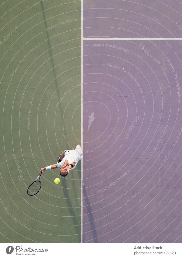 Tennisspieler, der aus einem hohen Winkel auf dem Platz aufschlägt Spieler Mann Servieren hoher Winkel Ansicht Gericht Sport Aktion Ball Remmidemmi sportlich