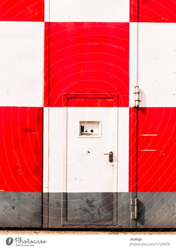 Getarnte Tür Muster rot weiß Karo Metall Eingang Ausgang Notausgang Wand Symmetrie Portal Quadrat kariert geschlossen
