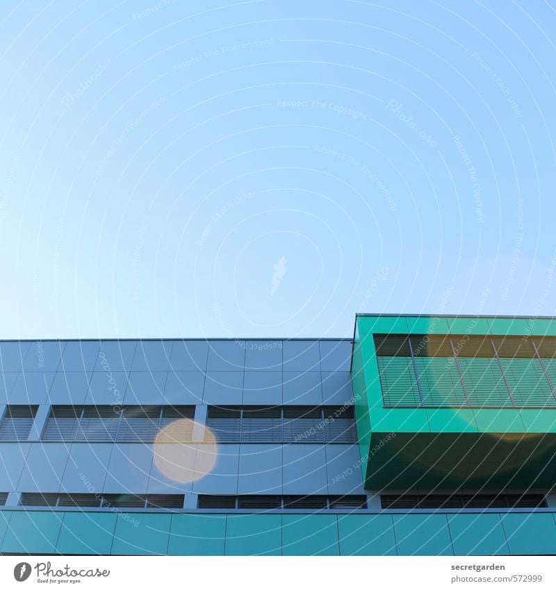 lichte punkte. Wolkenloser Himmel Schönes Wetter Bauwerk Gebäude Architektur Fassade Erker leuchten eckig glänzend modern blau grün Ordnungsliebe ästhetisch