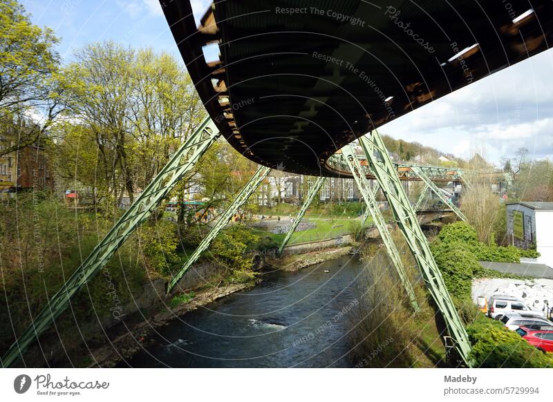 Stahlträger der Gleise der Wuppertaler Schwebebahn über der Wupper in der Frühlingssonne im Stadtzentrum von Wuppertal im Bergischen Land in Nordrhein-Westfalen, Deutschland