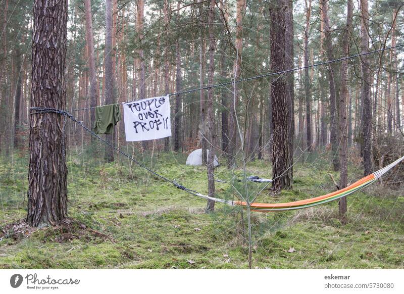 Menschen vor Profit Tesla Grünheide Wildniscamp Naturschutz Wasser Umweltschutz Aktivismus Aktivität Brandenburg Hängematte Bäume protestieren Klimawandel