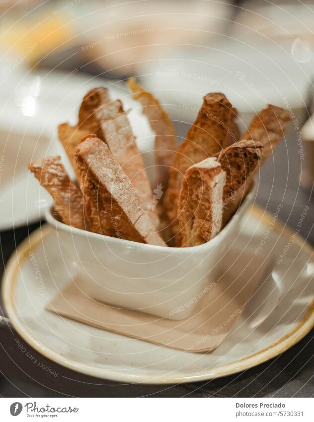 Eine Portion getoastetes Brot, typisch für ein mediterranes Restaurant frisch Nahaufnahme Zuprosten Mahlzeit Kruste Bäckerei Scheibe Snack Roggen Ernährung
