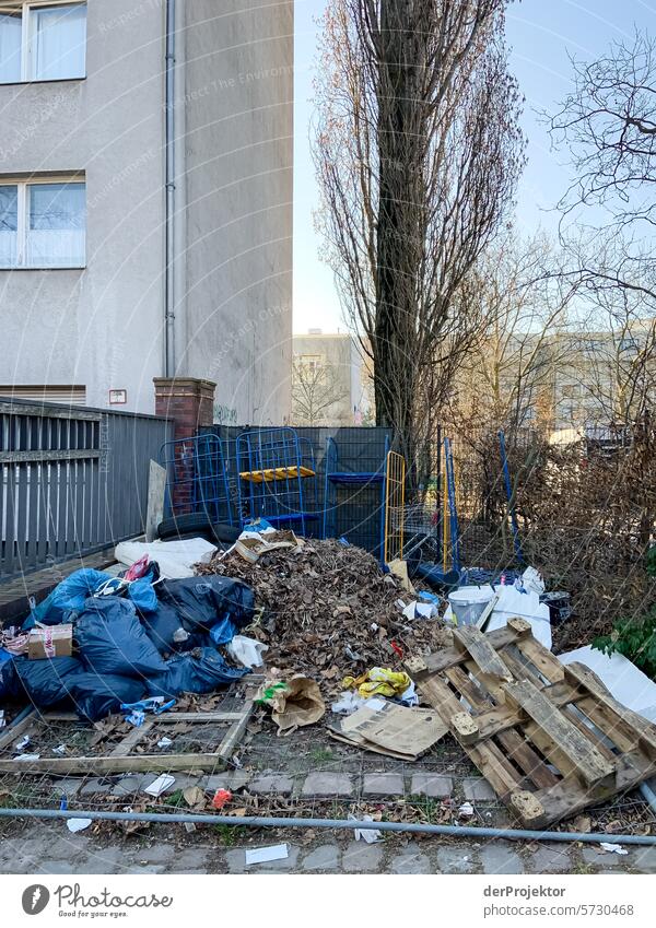 Vermüllung von Berlin IV Umweltverschmutzung Abfall Müllhalde Müllentsorgung Kanal immobilien wohnen Starke Tiefenschärfe Urbanisierung Textfreiraum rechts