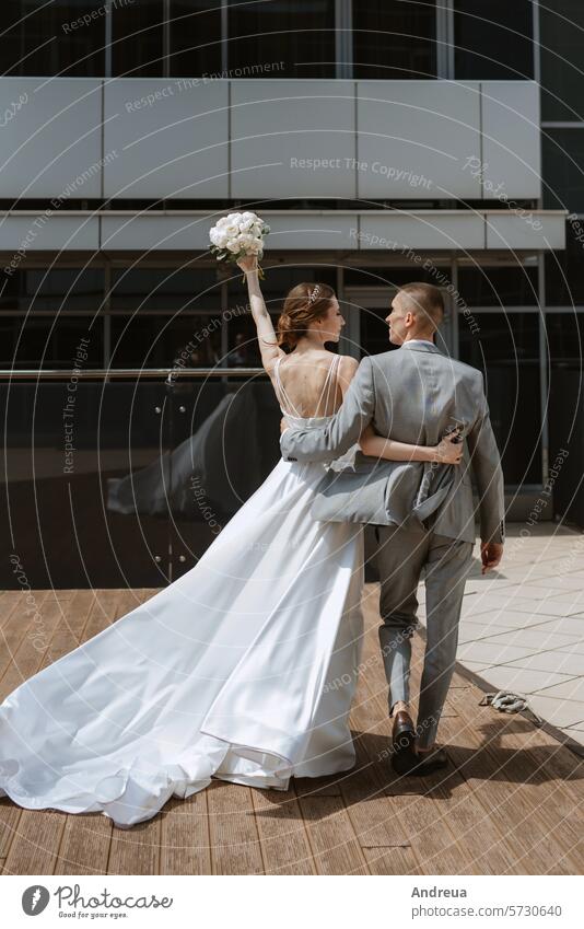 erstes Treffen von Braut und Bräutigam auf dem Dach eines Wolkenkratzers blau Blumenstrauß Großstadt Paar Tag Kleid für immer striegeln Fröhlichkeit Freude