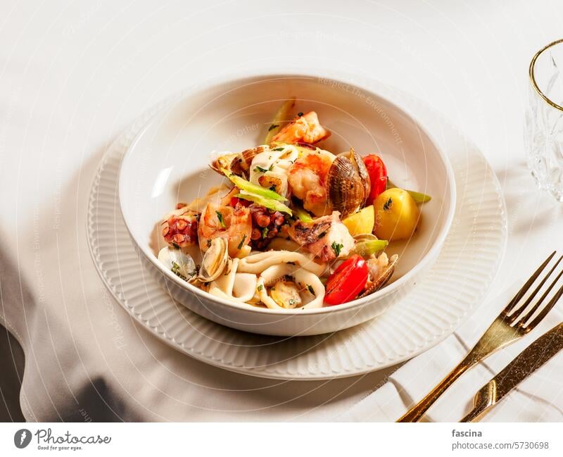 Meeresfrüchte-Platte als gesundes Ernährungskonzept Teller Lebensmittel Krabbe Krebstier Miesmuschel Mahlzeit Granele Catering Feinschmecker Abendessen lecker