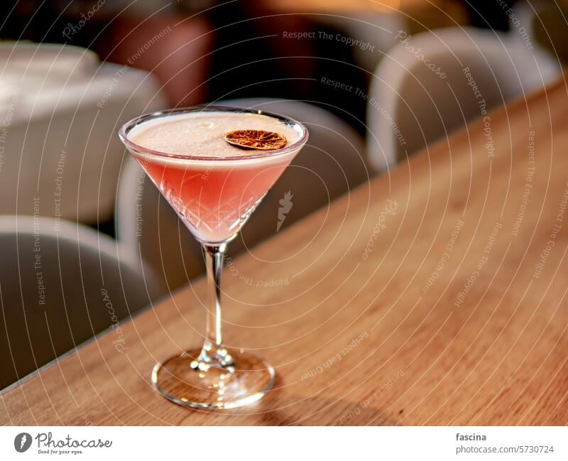 Rot-rosa Cocktail mit Eiweiß im Restaurant Gin lichee Litschi-Sirup Litschi-Likör Protein Martini Glas Bar Abfertigungsschalter Alkohol dekoriert trinken