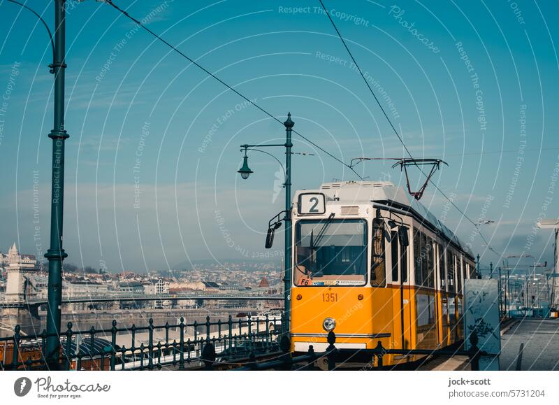 mit der Linie 2 direkt an der Donau entlang Budapest Straßenbahn Hauptstadt Ungarn Städtereise Ferien & Urlaub & Reisen Verkehrswege Verlässlichkeit