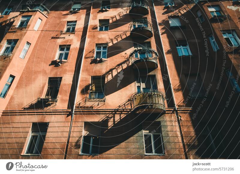 Balkone werfen lange Schatten Fassade Sonnenlicht langer Schatten Architektur Froschperspektive Kontrast authentisch Stil Wohnhaus Erker Silhouette Stadthaus