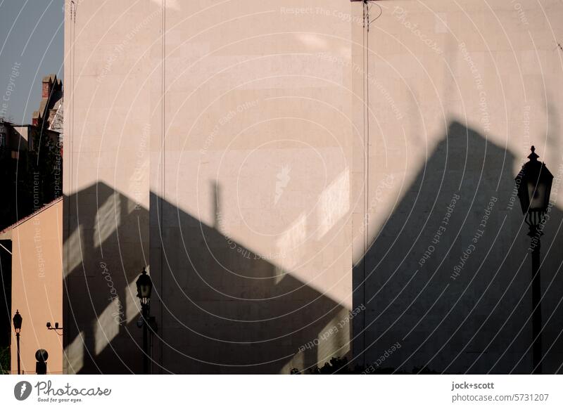 Schattenspiel an der Brandwand Brandmauer Architektur Budapest Freiraum Illusion Strukturen & Formen Hintergrund neutral Kontrast Silhouette Sonnenlicht