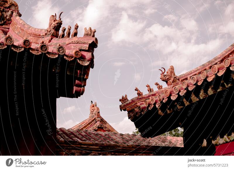 verbotene Stadt mit wachen Figuren auf den Dächern Chinesische Architektur historisch Dach Sehenswürdigkeit China Verbotene Stadt Peking Weltkulturerbe