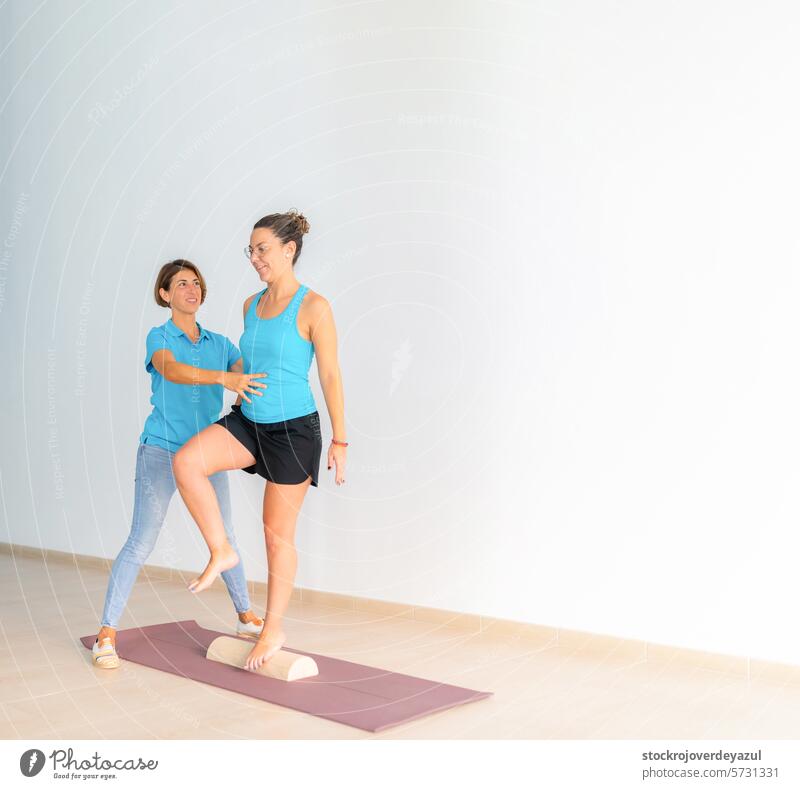 Eine Physiotherapeutin hilft einem Patienten während einer therapeutischen Pilates-Trainingseinheit Klinik Rehabilitation geduldig Gesundheitswesen