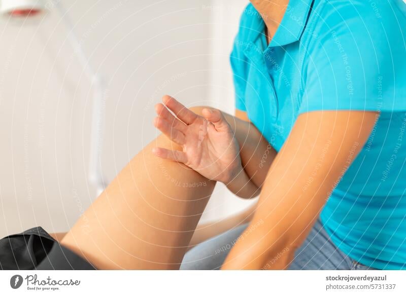 Ein Physiotherapeut manipuliert den Knie- und Beinbereich des Patienten, um Muskelverspannungen und Schmerzen zu lösen. Physiotherapeutin Klinik Rehabilitation