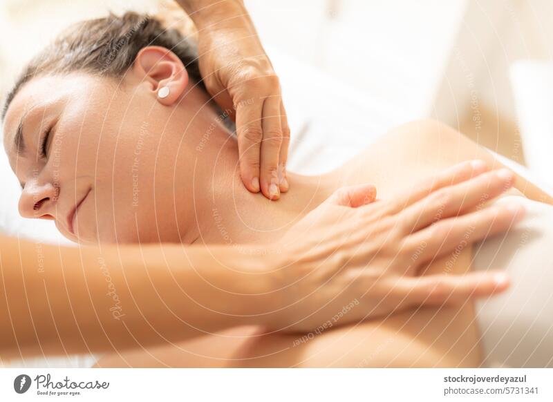 Eine völlig entspannte Patientin genießt die Massage ihres Physiotherapeuten im Nackenbereich Physiotherapeutin Klinik Rehabilitation geduldig Physiotherapie