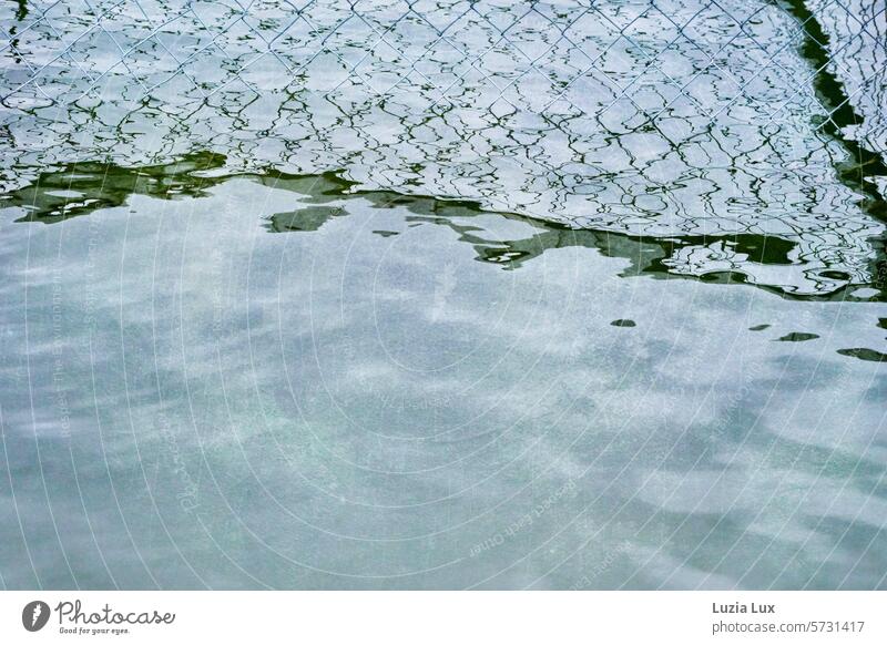 Maschendraht, der sich im Wasser spiegelt Maschendrahtzaun maschendraht Schatten Schattenspiel hell sonnig Strukturen & Formen spiegeln Linie blau Zaun Draht