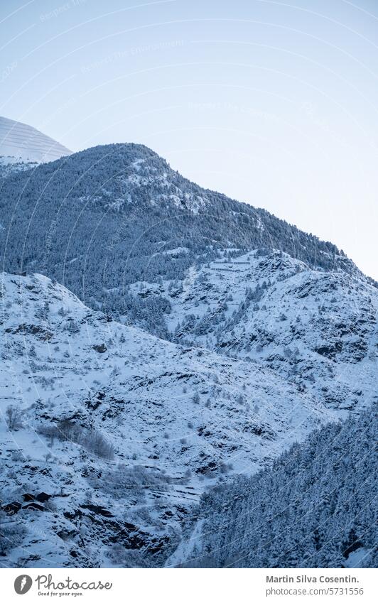Berg in Canillo in Andorra nach einem starken Schneefall im Winter alpin Alpen Architektur Hintergrund schön blau Gebäude canillo Kirche Großstadt Stadtbild