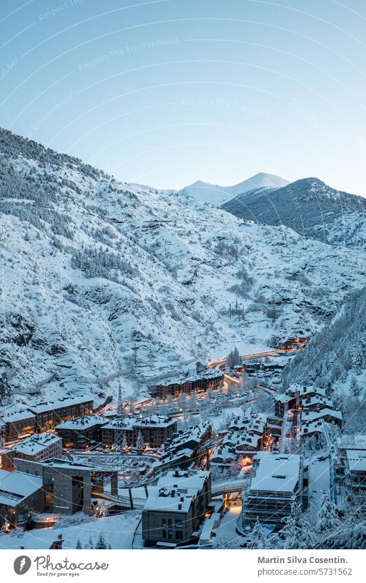 Stadtbild der Touristenstadt Canillo in Andorra nach einem starken Schneefall im Winter alpin Alpen Architektur Hintergrund schön blau Gebäude canillo Kirche