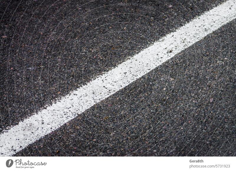 weißer Farbfleck auf grauem Asphalt Asphaltmuster Auto Automobil Hintergrund schwarz Belag immer detailliert diagonal Laufwerk leer schnell Geometrie Autobahn