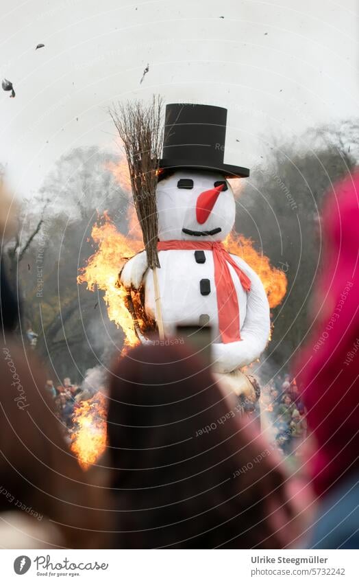 Ein Schneemann brennt - Symbol für den Frühlingsanfang Sommertagsumzug Speyer Leben mit Kindern Farbfoto Außenaufnahme Feuer ein Schneemann brennt