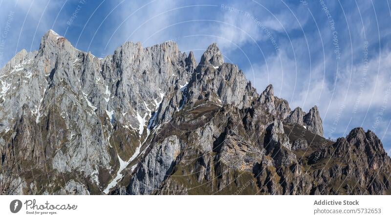 Schroffe Gipfel des Nationalparks Picos de Europa Picoos de europa Berge u. Gebirge Himmel blau robust majestätisch Felsen alpin Natur Landschaft Spanien