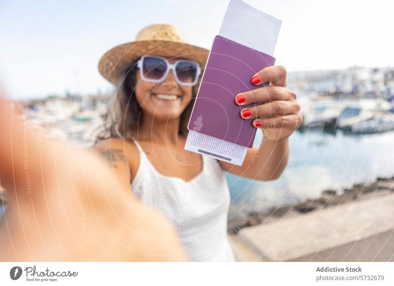 Frau mit Reisepass genießt Wochenendausflug am Yachthafen Jachthafen Lächeln Sonnenhut reisen Tourismus Beteiligung Sommer Urlaub MEER Sonnenbrille Freizeit