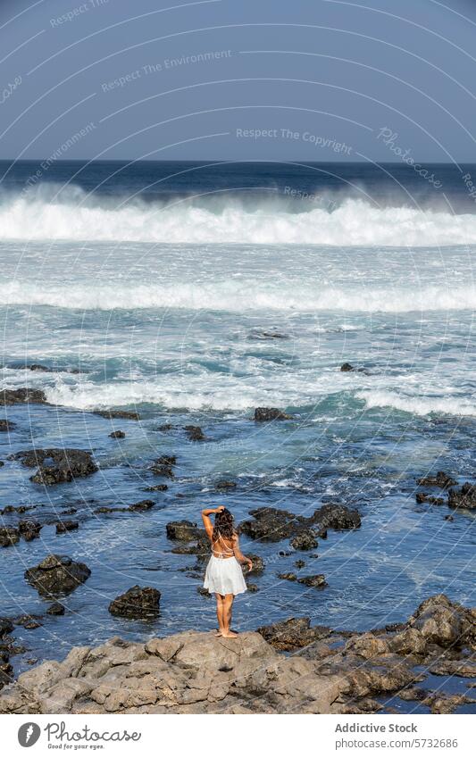 Frau genießt ruhige Aussicht auf den Ozean bei einem Wochenendausflug Meer Wochenende Flucht Wegsehen Gelassenheit Ansicht Wellen Felsenküste friedlich