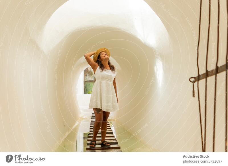 Erkundung eines idyllischen Ausflugs im weißen Sommerkleid Frau weißes Kleid Wochenendausflug Freizeit Ruhe sonnenbeschienen Gang Gelassenheit schlendern Hut