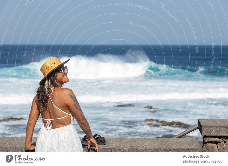 Frau genießt die Aussicht auf das Meer bei einem Wochenendausflug Meerblick Erholung Seeküste Frieden Freiheit Rückansicht unkenntlich gesichtslos Wegsehen