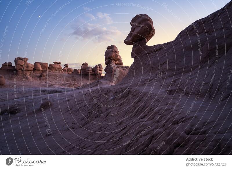 Dämmertöne über Hoodoos im Goblin Valley, Utah Goblin-Tal USA Dämmerung hoodoo Gesteinsformationen Sichelmond mit der Silhouette bezaubernd Landschaft
