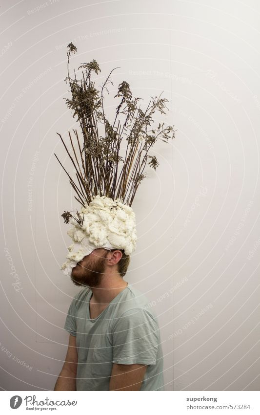 Strauchkopf Künstler Ausstellung Museum Maske verkleidet Hut Helm verhüllen Holz alt weiß Gefühle Stimmung Tugend Laster demütig Feigheit falsch ignorant Kostüm