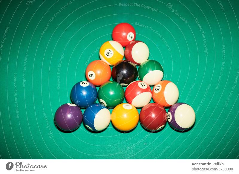 Top view background image ofcolorful Billardkugel in Dreieck bereit für Pool-Spiel auf grünem Tisch Schuss mit Blitz, Kopie Raum Ball Sport Hintergrund