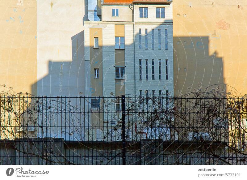 Fassade in der Wilhelmstraße, Berlin architektur berlin büro city deutschland fassade fenster froschperspektive gebäude hauptstadt haus himmel hochhaus