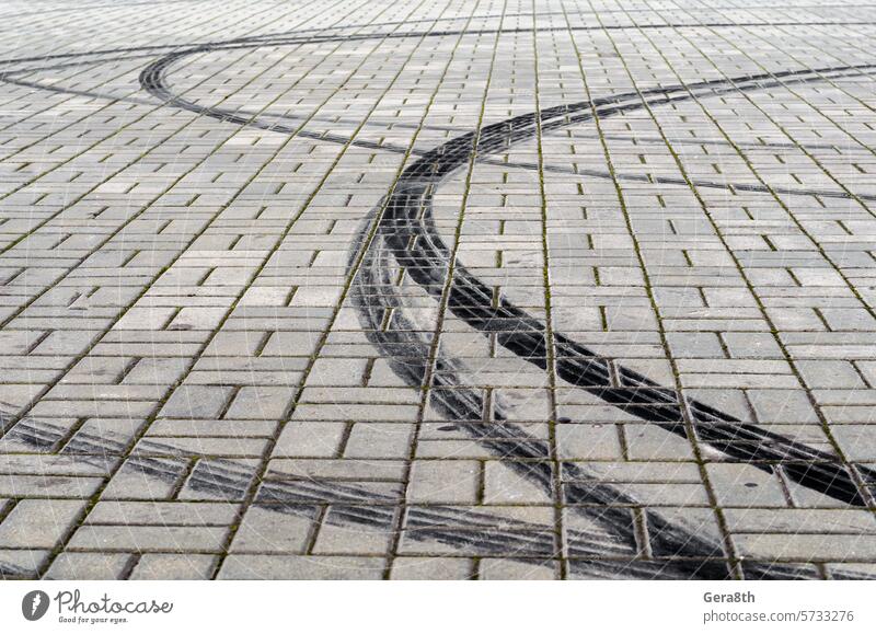 schwarze Spuren von bremsenden Reifen auf Autoreifen auf der Straße abstrakt Architektur Asphalt Automobil Hintergrund Wegbiegung Schwarze Spuren Klotz