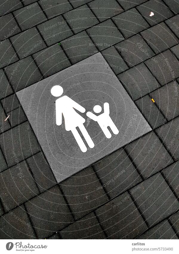 Mutter mit Kind | Piktogramm Familie Parkplatz Beton Pflaster Grau Schilder & Markierungen Hinweisschild parken Parkverbot Verkehrszeichen