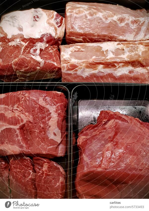 Der Tag danach | Fleisch in der Kühltheke Schlachter Metzger Hofladen Fleischtheke Rind Schwein Lebensmittel Ernährung Metzgerei Schlachtung