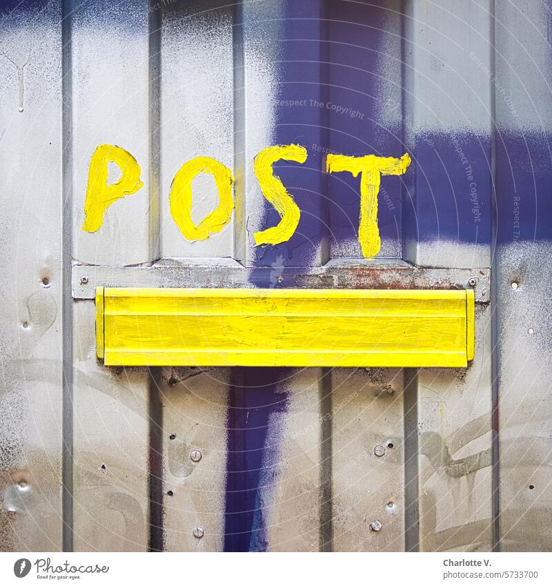 Briefkasten mit Beschriftung "Post" Farbfoto Außenaufnahme gelb Detailaufnahme Wand Schriftzeichen Graffiti Hinweis Schlitz Briefkastenschlitz Kommunizieren